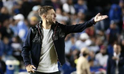 El entrenador de Cruz Azul, Martín Anselmi, dirige ante Juárez, este miércoles durante un partido de la jornada 13 del Torneo Apertura del fútbol mexicano, disputado en el Estadio Ciudad de los Deportes, en Ciudad de México (México). EFE/ José Méndez