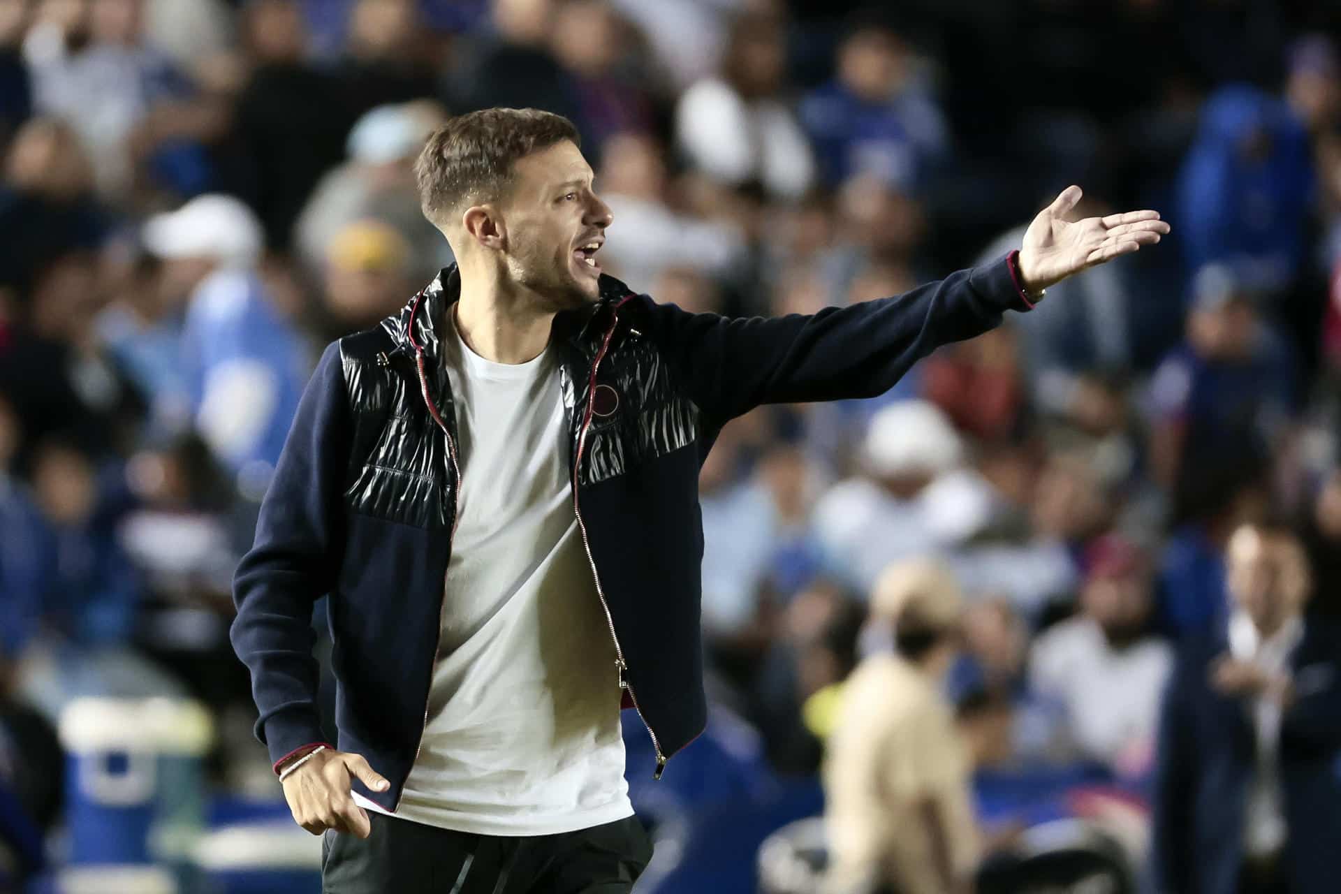 El entrenador de Cruz Azul, Martín Anselmi, dirige ante Juárez, este miércoles durante un partido de la jornada 13 del Torneo Apertura del fútbol mexicano, disputado en el Estadio Ciudad de los Deportes, en Ciudad de México (México). EFE/ José Méndez