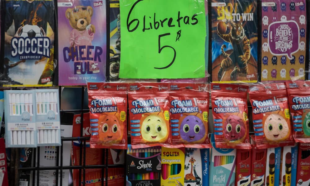 Fotografía de una venta informal con precios en dólares, en Caracas (Venezuela). EFE/ Miguel Gutiérrez