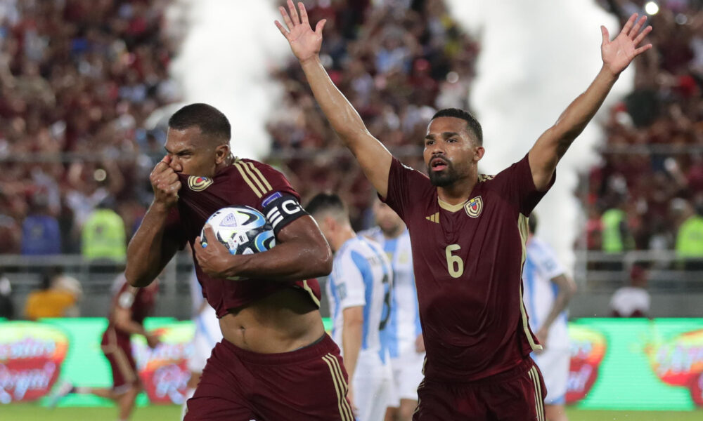 El atacante venezolano Salomón Rondón (i) fue registrados este jueves, 10 de octubre, al celebrar un gol que le anotó a Argentina, durante un partido de la fecha 9 de las eliminatorias suramericanas al Mundial FIFA de 2026, en el estadio Monumental de Maturín (Venezuela). EFE/Ronald Peña