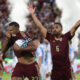 El atacante venezolano Salomón Rondón (i) fue registrados este jueves, 10 de octubre, al celebrar un gol que le anotó a Argentina, durante un partido de la fecha 9 de las eliminatorias suramericanas al Mundial FIFA de 2026, en el estadio Monumental de Maturín (Venezuela). EFE/Ronald Peña