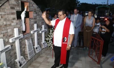 Un sacerdote bendice el monumento denominado Sitio de Memoria, en homenaje a periodistas holandeses asesinados en 1980, este jueves en Santa Rita (El Salvador). EFE/ Javier Aparicio