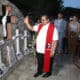 Un sacerdote bendice el monumento denominado Sitio de Memoria, en homenaje a periodistas holandeses asesinados en 1980, este jueves en Santa Rita (El Salvador). EFE/ Javier Aparicio