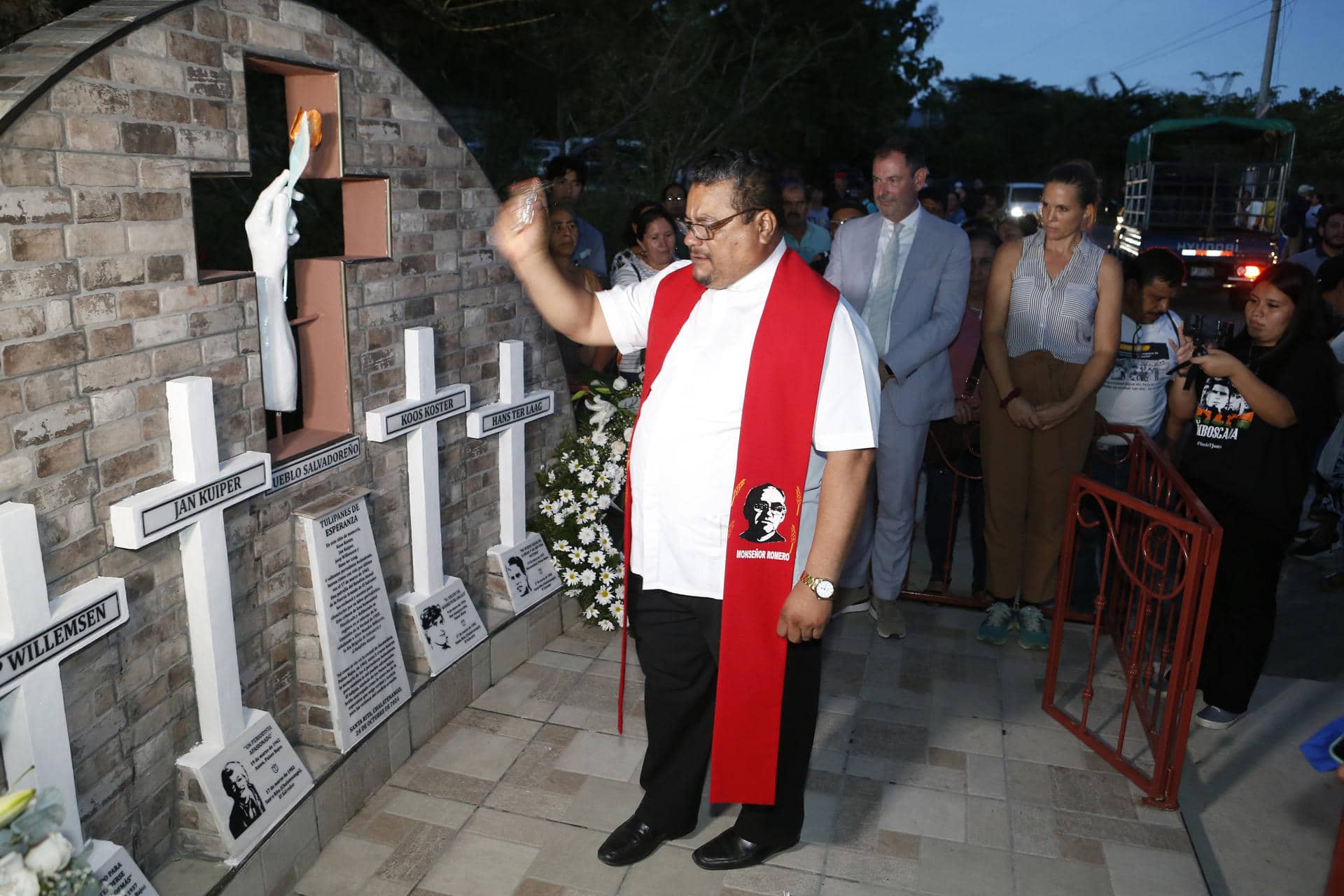 Un sacerdote bendice el monumento denominado Sitio de Memoria, en homenaje a periodistas holandeses asesinados en 1980, este jueves en Santa Rita (El Salvador). EFE/ Javier Aparicio