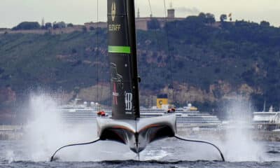 BARCELONA, 18/10/2024.- El velero desafiante, el INEOS Britannia, navega durante la quinta jornada del enfrentamiento final con el defensor del título de la Copa del América, el Emirates Team New Zealand, este miércoles en las aguas de Barcelona. EFE/Siu Wu