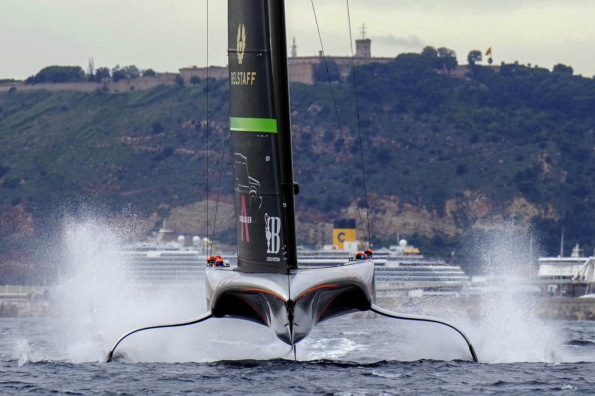 BARCELONA, 18/10/2024.- El velero desafiante, el INEOS Britannia, navega durante la quinta jornada del enfrentamiento final con el defensor del título de la Copa del América, el Emirates Team New Zealand, este miércoles en las aguas de Barcelona. EFE/Siu Wu