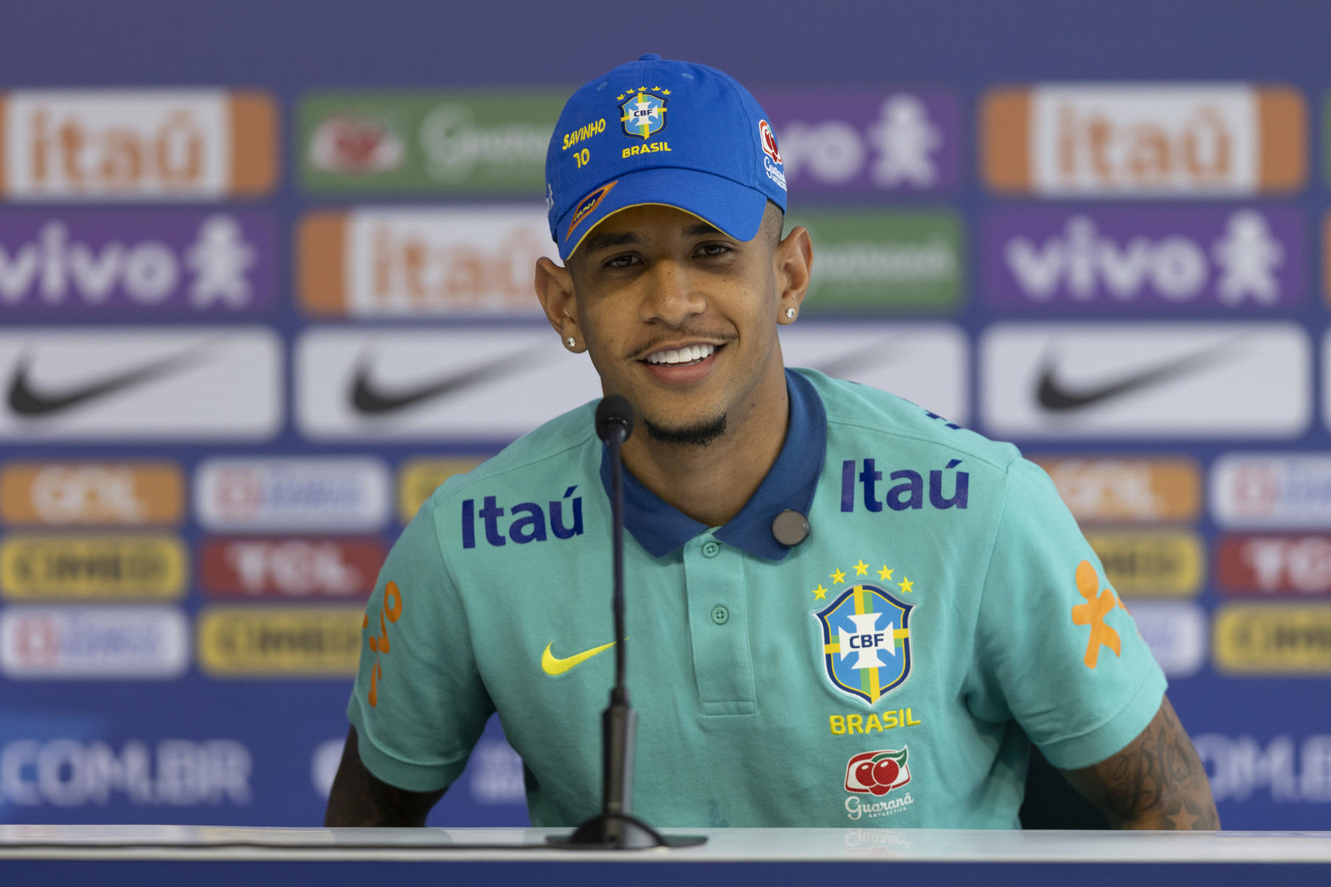 Savinho de Brasil participa en una rueda de prensa este martes, en el Centro de Entrenamiento del Palmeiras, en São Paulo (Brasil).. EFE/ Isaac Fontana