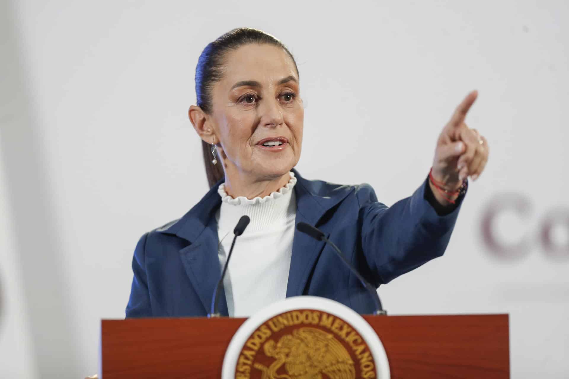 La presidenta de México, Claudia Sheinbaum, habla este jueves durante una rueda de prensa en Palacio Nacional, de la Ciudad de México (México). EFE/ Isaac Esquivel