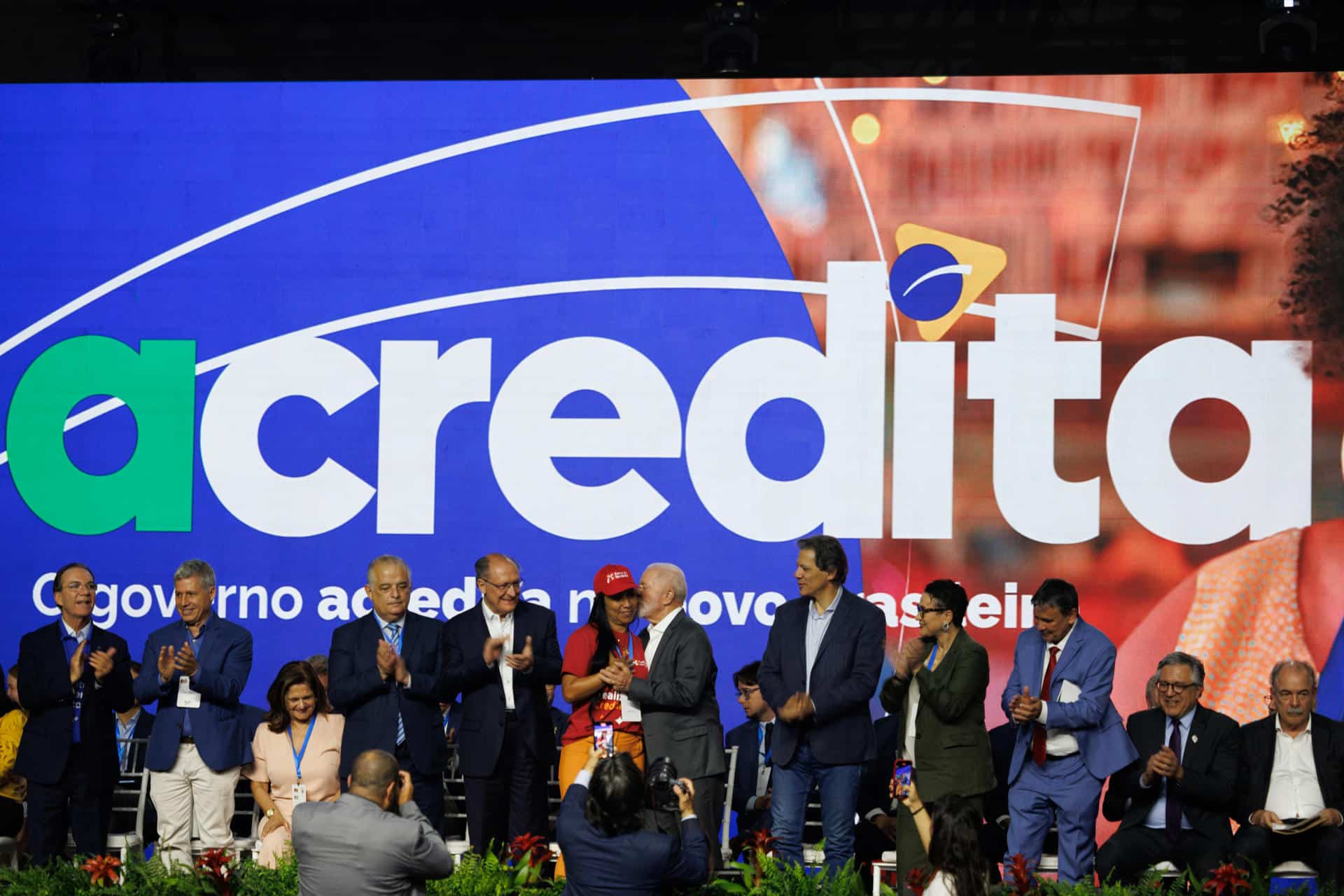 El presidente de Brasil, Luiz Inácio Lula da Silva (c), participa en el lanzamiento del programa Acredita este viernes, en la ciudad de São Paulo (Brasil). El programa ofrece líneas de crédito para microempresarios. EFE/ Isaac Fontana