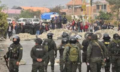 Agentes de la Policía intervienen uno de los bloqueos a una carretera por parte de seguidores del expresidente Evo Morales (2006-2019) este martes, en Vinto (Bolivia). EFE/ Jorge Abrego