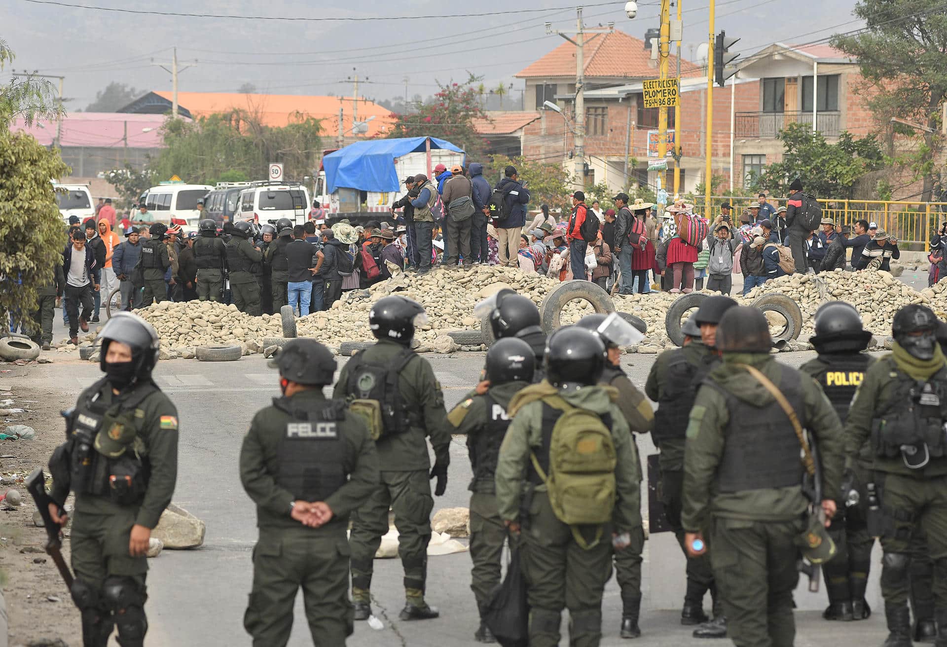 Agentes de la Policía intervienen uno de los bloqueos a una carretera por parte de seguidores del expresidente Evo Morales (2006-2019) este martes, en Vinto (Bolivia). EFE/ Jorge Abrego