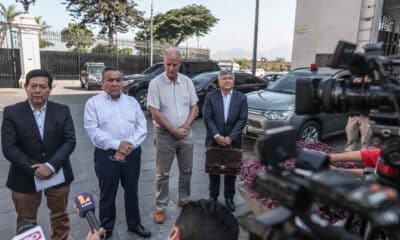 Fotografía de archivo del 30 de marzo de 2024 del presidente del Consejo de Ministros de Perú, Gustavo Adrianzén (2-i), mientras da declaraciones a periodistas acompañado por otros ministros, afuera del Palacio de Gobierno de Perú en Lima (Perú). EFE/ Stringer