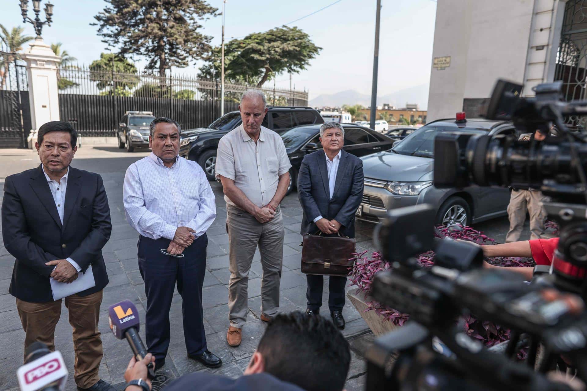 Fotografía de archivo del 30 de marzo de 2024 del presidente del Consejo de Ministros de Perú, Gustavo Adrianzén (2-i), mientras da declaraciones a periodistas acompañado por otros ministros, afuera del Palacio de Gobierno de Perú en Lima (Perú). EFE/ Stringer