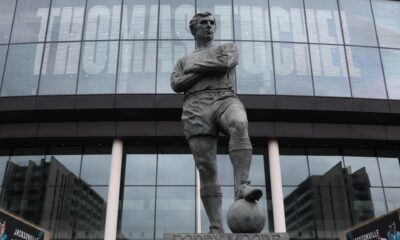 La estatua del exfutbolista inglés Bobby Moore frente al nombre del nuevo entrenador de Inglaterra, Thomas Tuchel, se exhibe fuera del estadio de Wembley. EFE/EPA/NEIL HALL