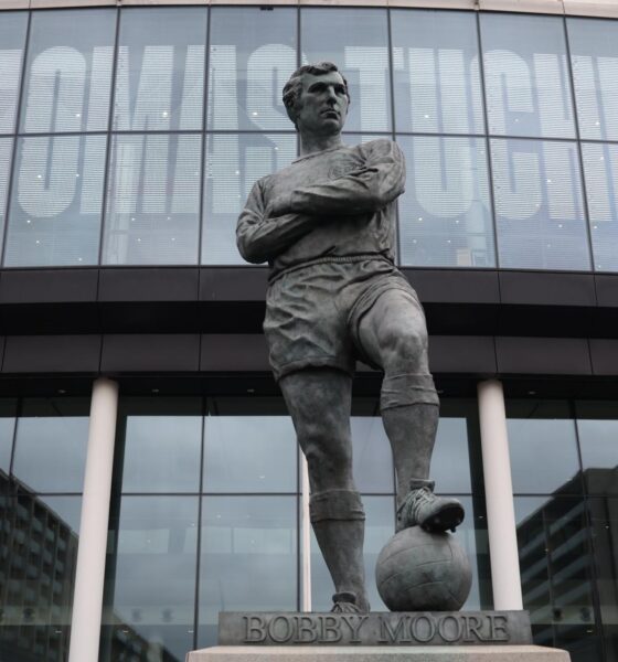 La estatua del exfutbolista inglés Bobby Moore frente al nombre del nuevo entrenador de Inglaterra, Thomas Tuchel, se exhibe fuera del estadio de Wembley. EFE/EPA/NEIL HALL