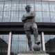 La estatua del exfutbolista inglés Bobby Moore frente al nombre del nuevo entrenador de Inglaterra, Thomas Tuchel, se exhibe fuera del estadio de Wembley. EFE/EPA/NEIL HALL