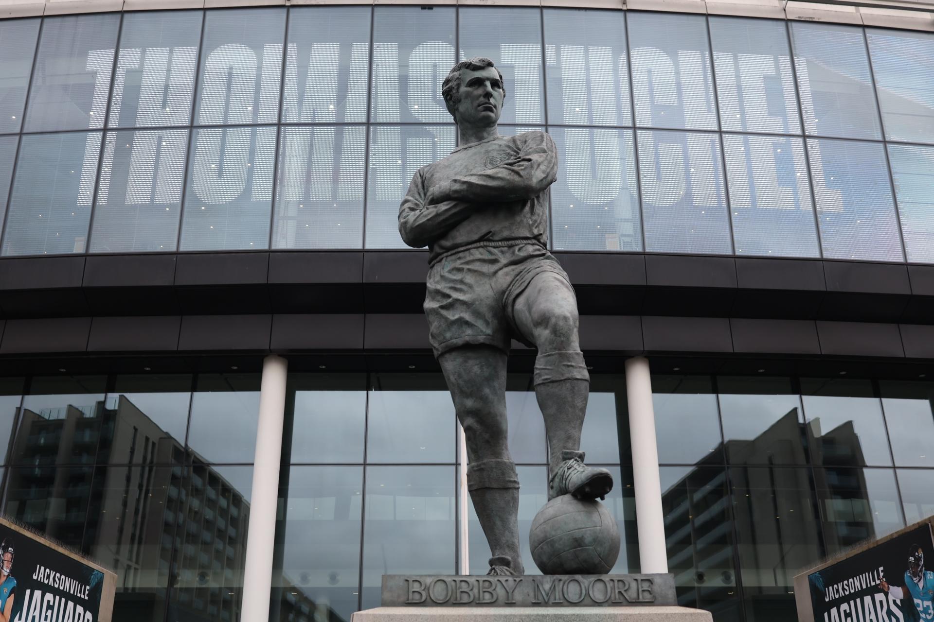 La estatua del exfutbolista inglés Bobby Moore frente al nombre del nuevo entrenador de Inglaterra, Thomas Tuchel, se exhibe fuera del estadio de Wembley. EFE/EPA/NEIL HALL