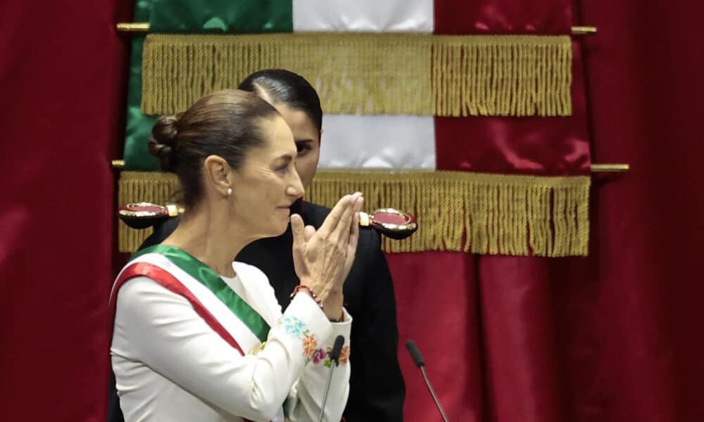 La presidenta de México Claudia Sheinbaum, recibe la banda presidencial en la Cámara de Diputados este martes en la Ciudad de México (México). EFE/José Méndez