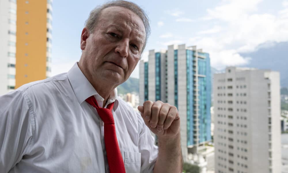 El empresario mexicano, activista y fundador del movimiento anti-AMLO, FRENA, Gilberto de Jesús Lozano González, posa al término de una entrevista con EFE este viernes en la ciudad de Monterrey (México). EFE/Miguel Sierra