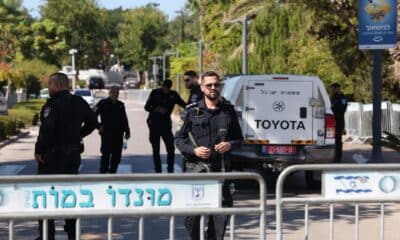 La policía israelí vigila el lugar de un ataque con dron disparado desde el Líbano, en Cesárea (Israel), que iba dirigido a la residencia privada del primer ministro Benjamín Netanyahu, el 19 de octubre de 2024. EFE/EPA/ABIR SULTAN