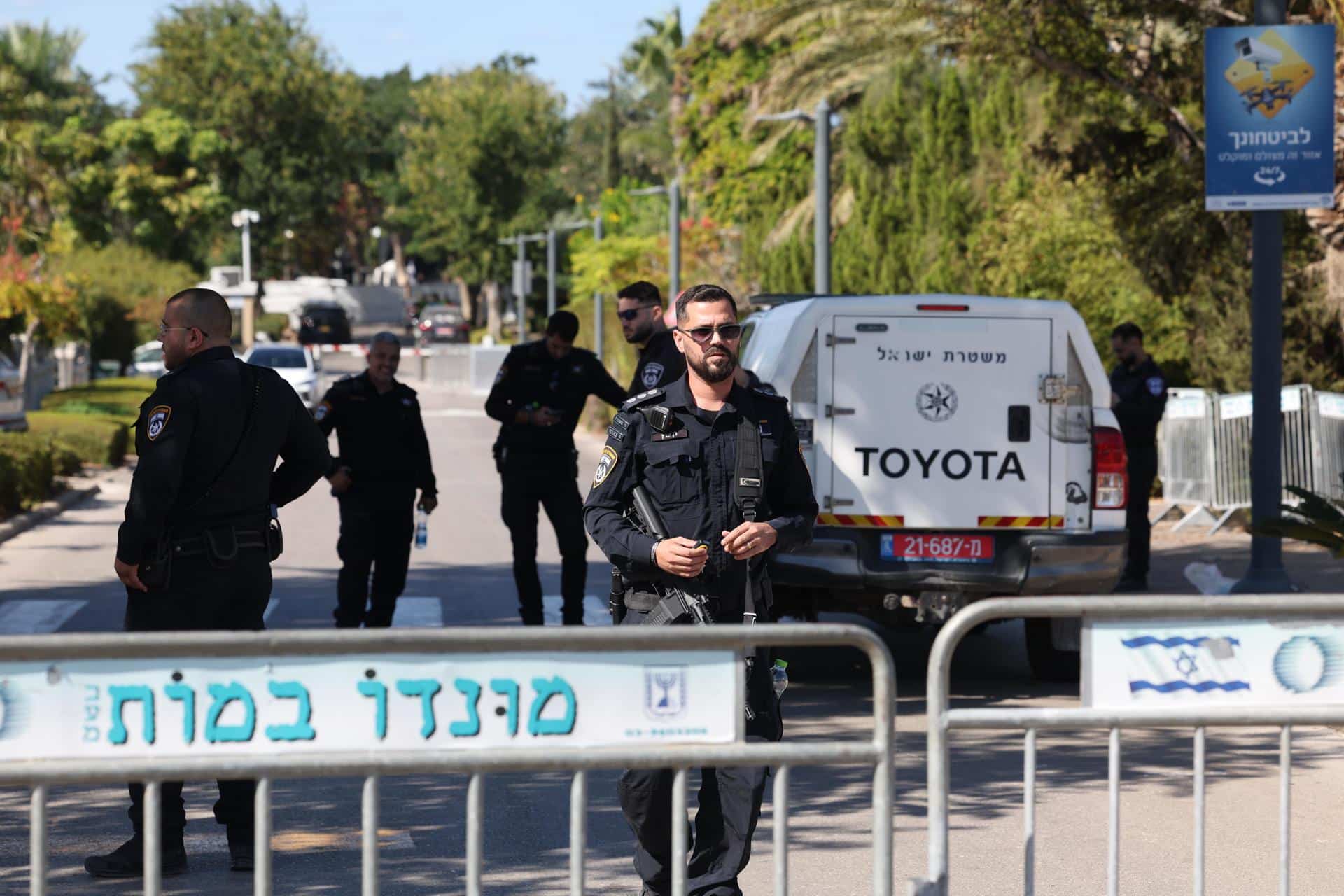 La policía israelí vigila el lugar de un ataque con dron disparado desde el Líbano, en Cesárea (Israel), que iba dirigido a la residencia privada del primer ministro Benjamín Netanyahu, el 19 de octubre de 2024. EFE/EPA/ABIR SULTAN