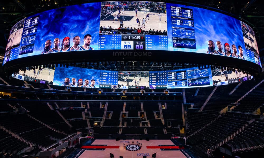 Fotografía facilitada por Los Ángeles Clippers. Por primera vez en la historia de la franquicia, Los Angeles Clippers jugarán en su propio pabellón: el majestuoso y modernísimo Intuit Dome, una construcción de más de 2.000 millones de dólares que se le puso entre ceja y ceja al propietario del equipo, Steve Ballmer. EFE/Cedida por los Ángeles Clippers. USO EDITORIAL