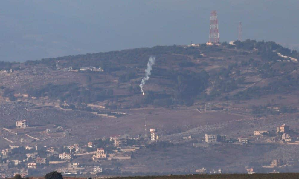 Proyectiles de artillería israelíes cerca de la aldea de Hula, en el sur del Líbano, vistos desde el lado israelí de la frontera, en el norte de Israel, el 8 de octubre de 2024. EFE/EPA/Atef Safadi