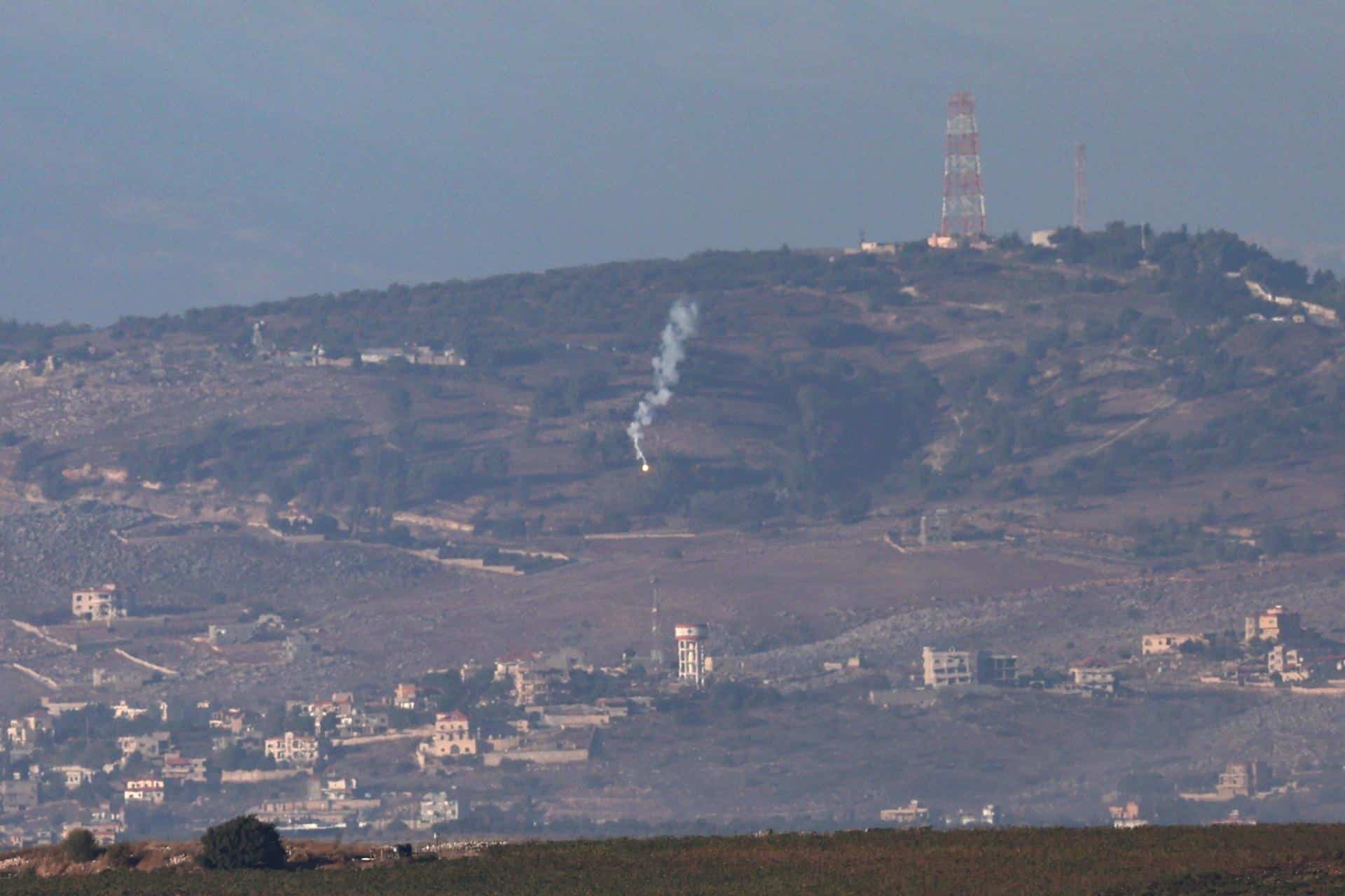 Proyectiles de artillería israelíes cerca de la aldea de Hula, en el sur del Líbano, vistos desde el lado israelí de la frontera, en el norte de Israel, el 8 de octubre de 2024. EFE/EPA/Atef Safadi