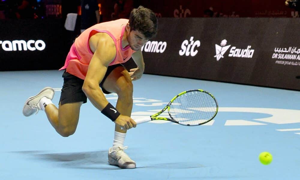 El tenista español Carlos Alcaraz en acción durante el partido ante el danés Holger Rune en el torneo de exhibición de Riad. EFE/EPA/STR