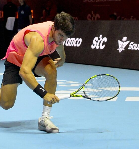 El tenista español Carlos Alcaraz en acción durante el partido ante el danés Holger Rune en el torneo de exhibición de Riad. EFE/EPA/STR