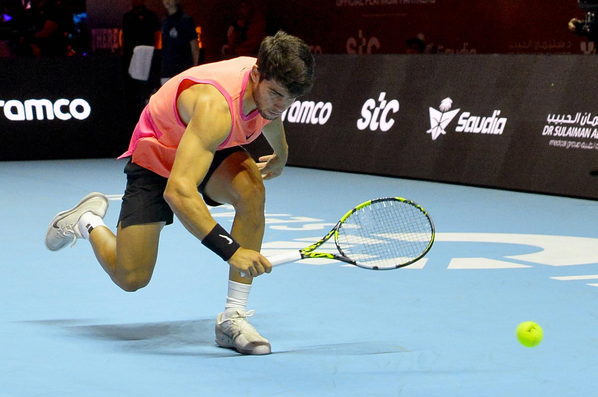 El tenista español Carlos Alcaraz en acción durante el partido ante el danés Holger Rune en el torneo de exhibición de Riad. EFE/EPA/STR