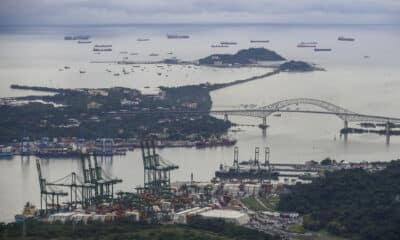 Fotografía de archivo, fechada el 22 de agosto de 2023, de decenas de buques esperando en el Pacífico para transitar en el Canal de Panamá, en Ciudad de Panamá (Panamá). EFE/Bienvenido Velasco