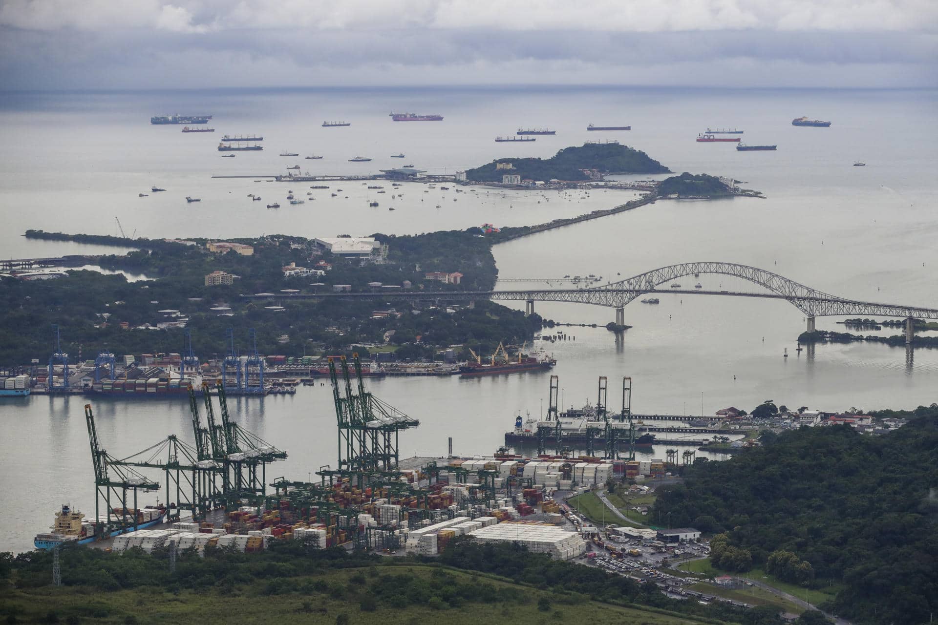 Fotografía de archivo, fechada el 22 de agosto de 2023, de decenas de buques esperando en el Pacífico para transitar en el Canal de Panamá, en Ciudad de Panamá (Panamá). EFE/Bienvenido Velasco