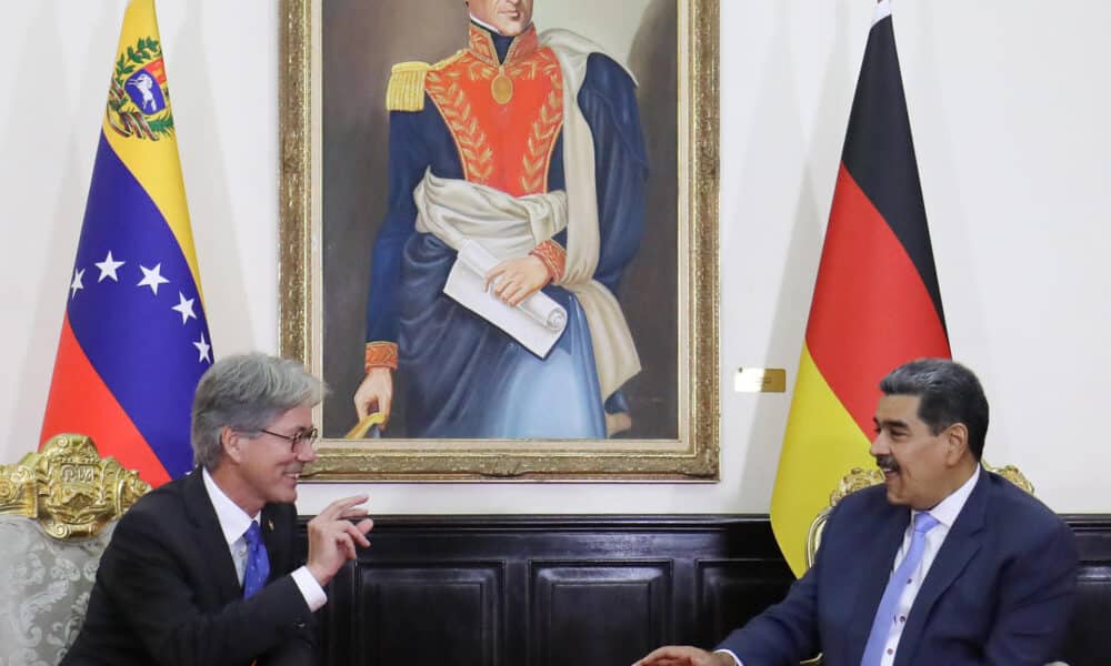 Fotografía cedida por Prensa Miraflores del presidente venezolano, Nicolás Maduro (d) hablando con el embajador de Alemania en Venezuela, Volker Wihelm Pellet, este lunes en Caracas (Venezuela).EFE/ Prensa Miraflores