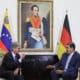 Fotografía cedida por Prensa Miraflores del presidente venezolano, Nicolás Maduro (d) hablando con el embajador de Alemania en Venezuela, Volker Wihelm Pellet, este lunes en Caracas (Venezuela).EFE/ Prensa Miraflores