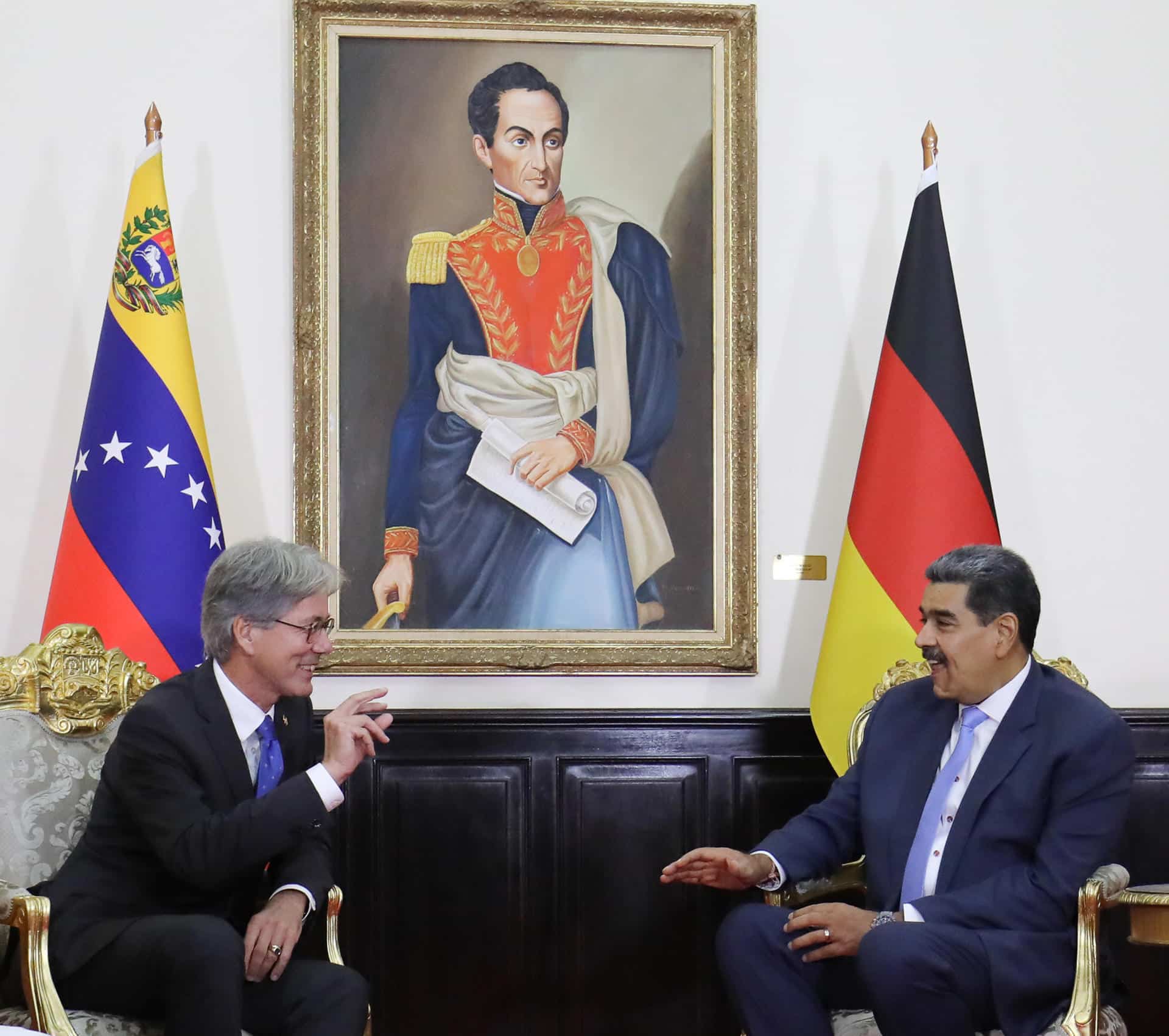 Fotografía cedida por Prensa Miraflores del presidente venezolano, Nicolás Maduro (d) hablando con el embajador de Alemania en Venezuela, Volker Wihelm Pellet, este lunes en Caracas (Venezuela).EFE/ Prensa Miraflores