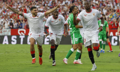 El centrocampista belga del Sevilla Dodi Lukebakio (i) celebra con sus compañeros su gol marcado de penalti durante el partido de la novena jornada de LaLiga que Sevilla FC y Real Betis disputaron en el estadio Ramón Sánchez-Pizjuán, en Sevilla. EFE/Julio Muñoz