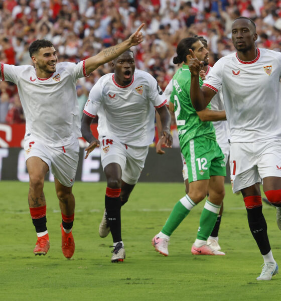 El defensa francés del Sevilla Loic Bade (c) lucha con Abde Ezzalzouli (d), del Betis, durante el partido de la novena jornada de LaLiga que Sevilla FC y Real Betis disputaron en el estadio Ramón Sánchez-Pizjuán, en Sevilla. EFE/Julio Muñoz