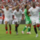 El defensa francés del Sevilla Loic Bade (c) lucha con Abde Ezzalzouli (d), del Betis, durante el partido de la novena jornada de LaLiga que Sevilla FC y Real Betis disputaron en el estadio Ramón Sánchez-Pizjuán, en Sevilla. EFE/Julio Muñoz