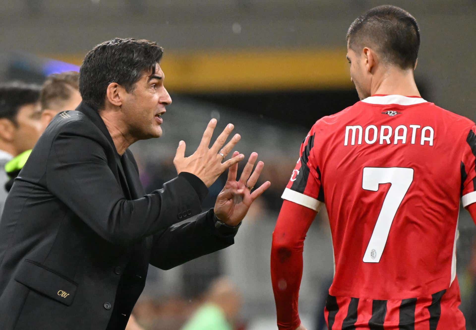 El delantero español Álvaro Morata habla con el técnico del Milan, el portugués Paulo Fonseca, durante un encuentro. EFE/EPA/Daniel Dal Zennaro