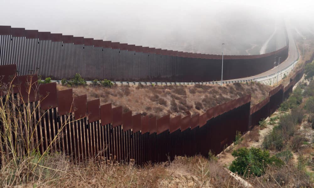 Fotografía del 8 de octubre de 2024 donde se muestra un tramo de la valla fronteriza entre Estados Unidos y México, en San Diego, California (Estados Unidos). EFE/ Manuel Ocaño