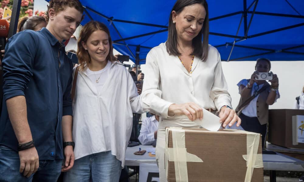 Fotografía de archivo del 22 de octubre del 2023 donde se observa a la líder de oposición, María Corina Machado, votando en las elecciones primarias de la Plataforma Unitaria Democrática (PUD), en Caracas (Venezuela). EFE/ Miguel Gutiérrez