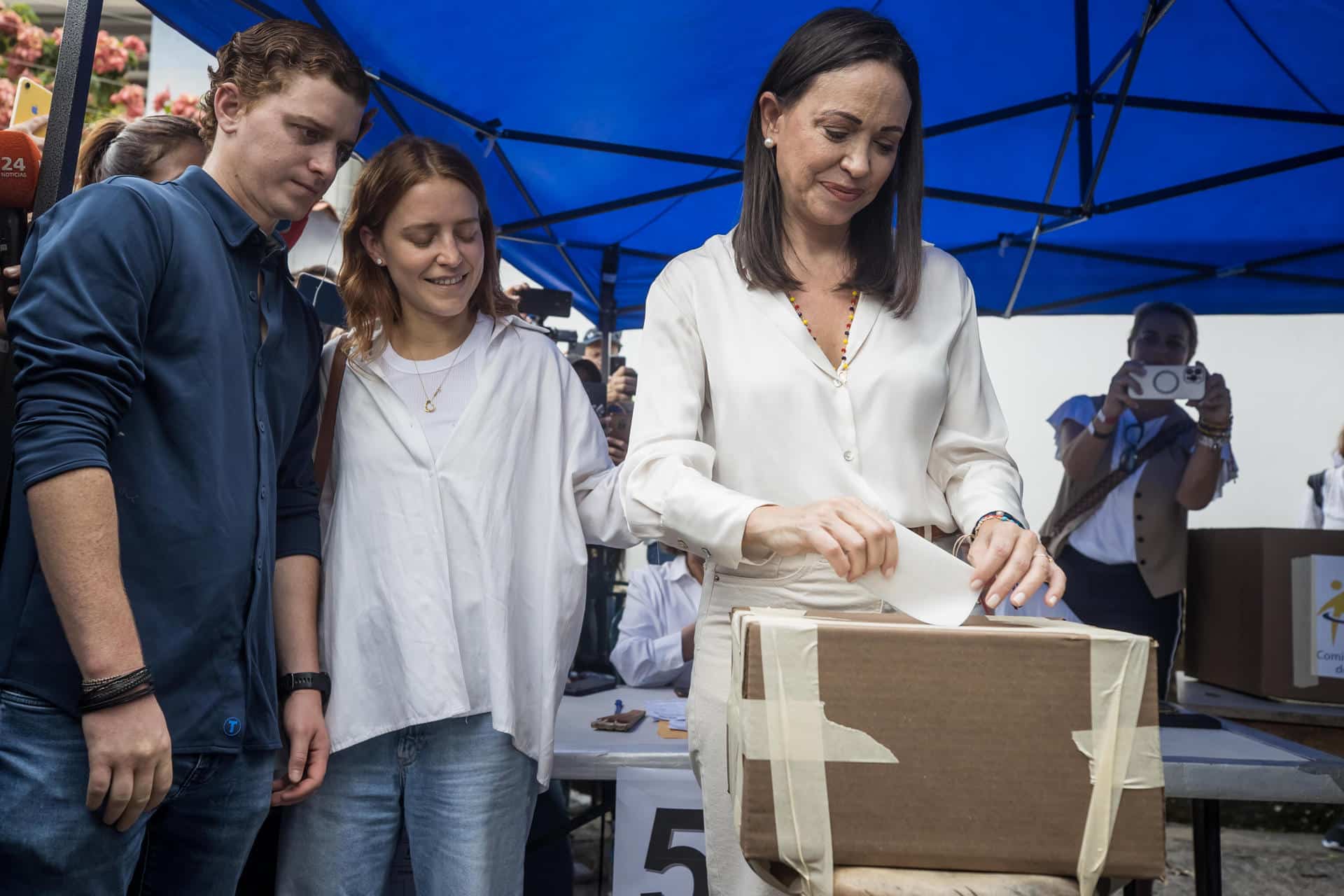 Fotografía de archivo del 22 de octubre del 2023 donde se observa a la líder de oposición, María Corina Machado, votando en las elecciones primarias de la Plataforma Unitaria Democrática (PUD), en Caracas (Venezuela). EFE/ Miguel Gutiérrez