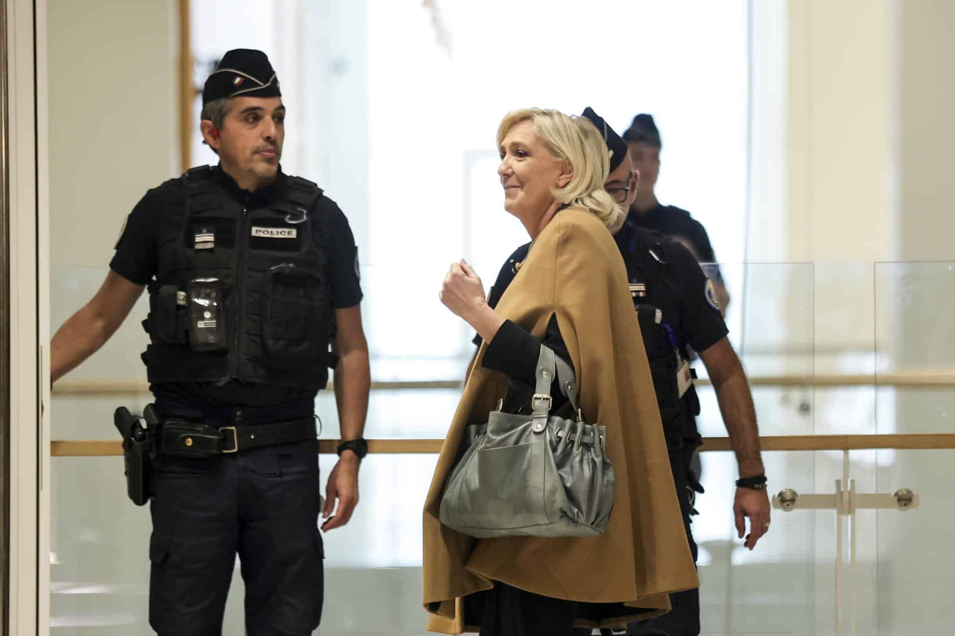 La líder de extrema derecha francesa del Rassemblement National (RN), Marine Le Pen, llega al tribunal de París para un juicio acusada de crear empleos falsos para malversar dinero del Parlamento Europeo en París, Francia, el 14 de octubre de 2024. La líder de extrema derecha francesa Marine Le Pen y otras 25 personas, incluidos otros líderes del partido político de extrema derecha francés Rassemblement National (RN), están siendo juzgados hasta el 27 de noviembre. (Francia) EFE/EPA/Teresa Suárez