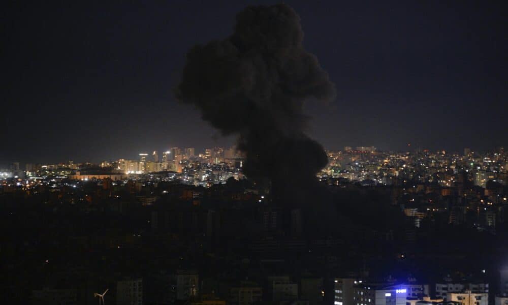 El humo se eleva de los edificios tras los ataques aéreos israelíes en el Dahyie, un suburbio en el sur de Beirut, Líbano, a última hora del 24 de octubre de 2024. EFE/EPA/WAEL HAMZEH