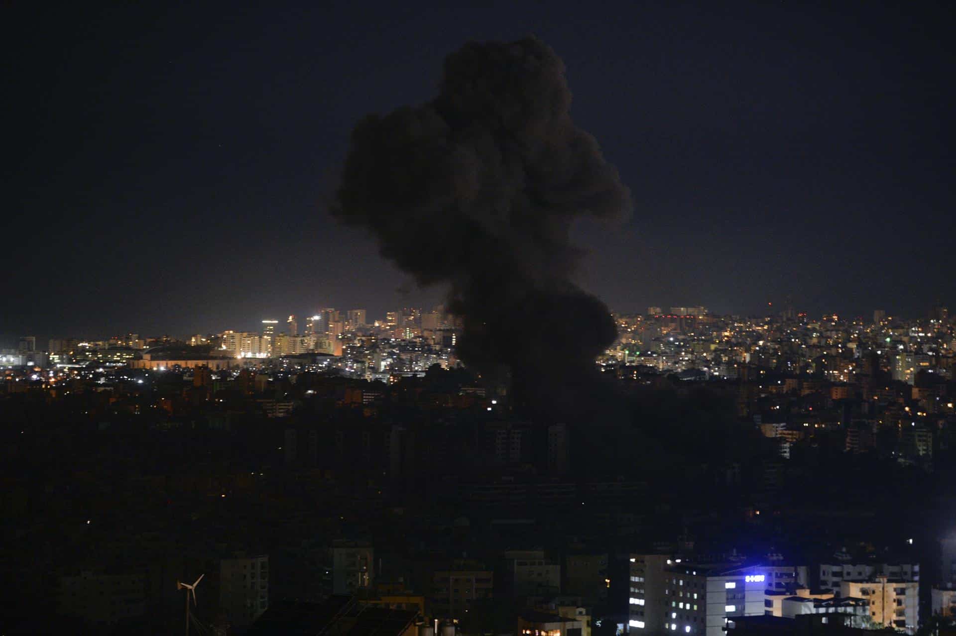 El humo se eleva de los edificios tras los ataques aéreos israelíes en el Dahyie, un suburbio en el sur de Beirut, Líbano, a última hora del 24 de octubre de 2024. EFE/EPA/WAEL HAMZEH