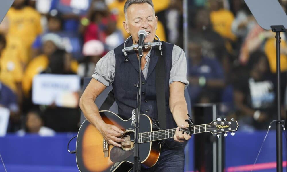 El músico Bruce Springsteen actúa durante un mitin de campaña de la candidata presidencial demócrata, Kamala Harris, en el estadio James R. Hallford en Clarkston, Georgia, EE.UU., el 24 de octubre de 2024. EFE/ERIK S. MENOR