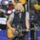 El músico Bruce Springsteen actúa durante un mitin de campaña de la candidata presidencial demócrata, Kamala Harris, en el estadio James R. Hallford en Clarkston, Georgia, EE.UU., el 24 de octubre de 2024. EFE/ERIK S. MENOR