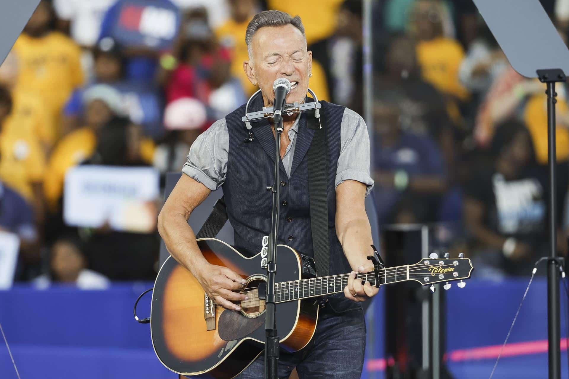 El músico Bruce Springsteen actúa durante un mitin de campaña de la candidata presidencial demócrata, Kamala Harris, en el estadio James R. Hallford en Clarkston, Georgia, EE.UU., el 24 de octubre de 2024. EFE/ERIK S. MENOR