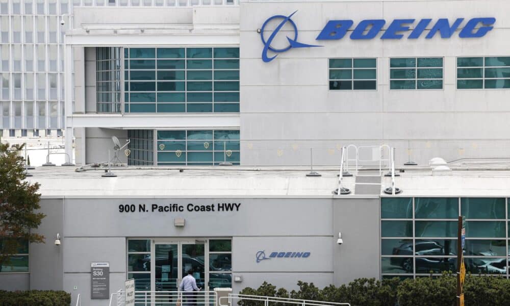 Fotografía de archivo de una persona que ingresa a una de las oficinas de Boeing en El Segundo, California, Estados Unidos. EFE/EPA/Caroline Brehman